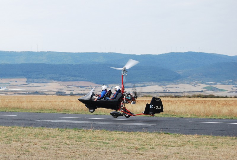 Lumbier acogió la fiesta de los Deportes Aéreos en Navarra